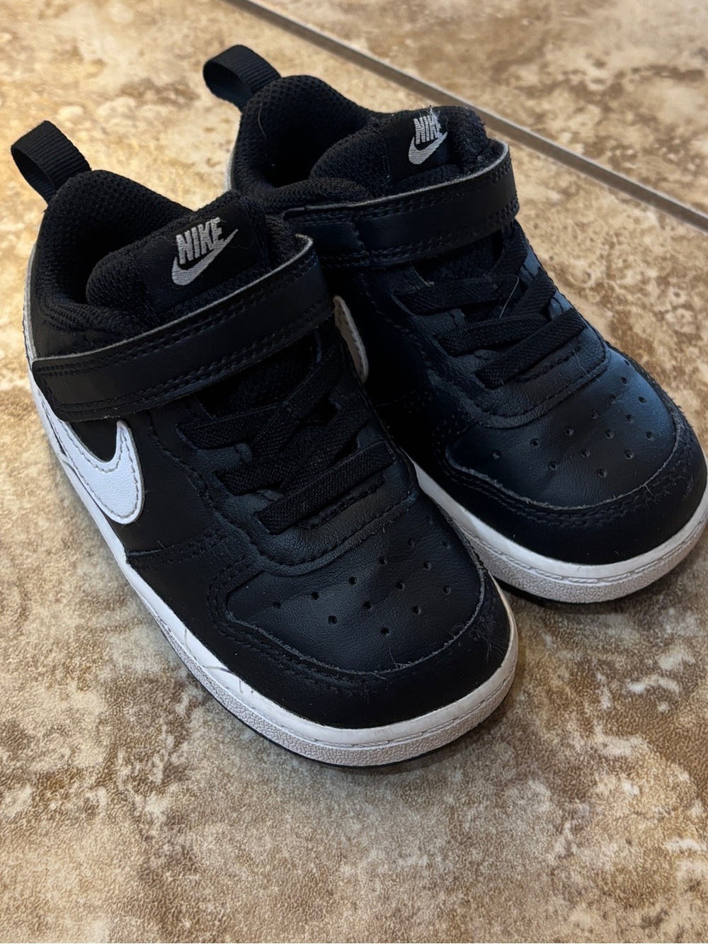 Nike court borough low black
